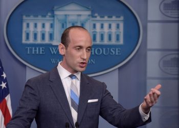 El asesor principal de la Casa Blanca, Stephen Miller, se enfrenta con el periodista Jim Acosta de CNN. Foto: Susan Walsh/AP.