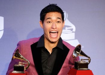 El percusionista peruano Tony Succar recibe los premios Grammy Latino a Productor del Año y Mejor Álbum de Salsa. Foto: https://elcomercio.pe/