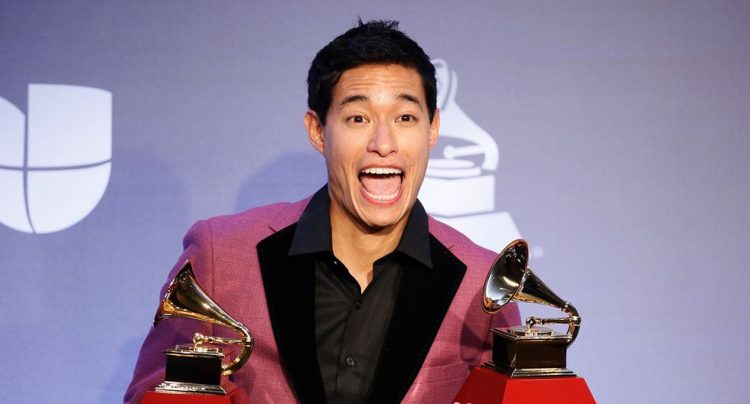El percusionista peruano Tony Succar recibe los premios Grammy Latino a Productor del Año y Mejor Álbum de Salsa. Foto: https://elcomercio.pe/