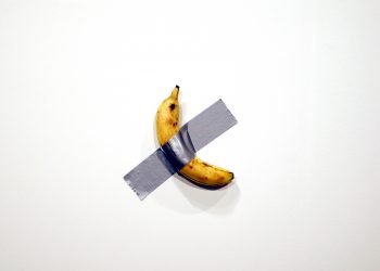 Imagen de "El Comediante", más conocida ahora  como "el plátano de Art Basel". Foto: EFE/EPA