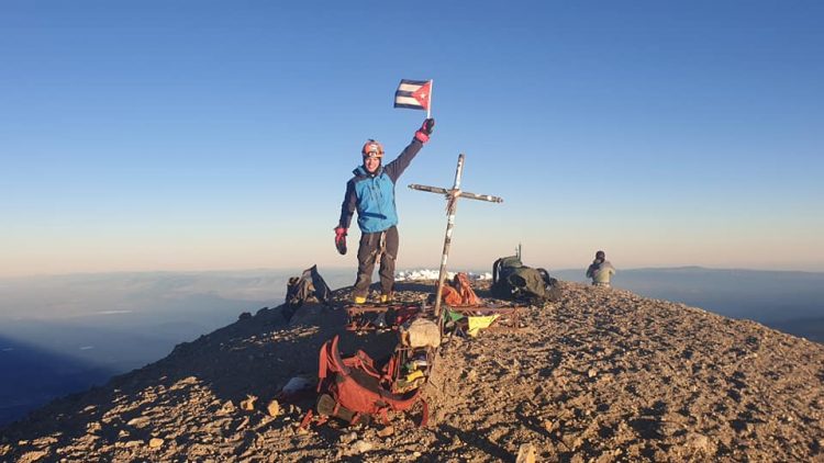 Yandy Núñez en la cima del Pico de Orizaba, la montaña más alta de México. Foto: Tomada de su perfil de Facebook.