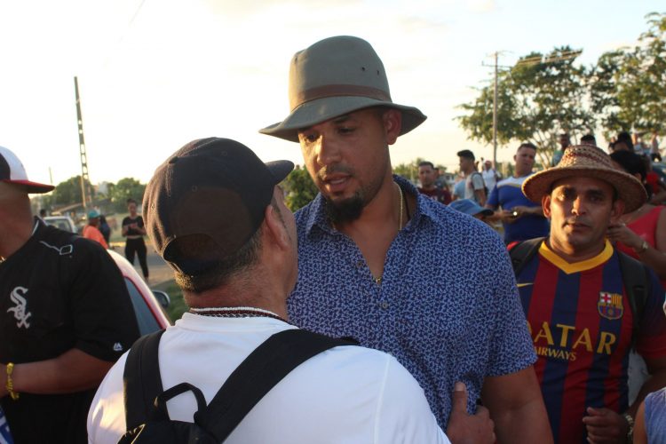 José Abreu saluda a los aficionados cienfuegueros en las afueras del parque 5 de Septiembre. Foto: Cortesía de Arnelio Álvarez.