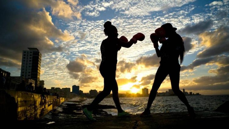 El boxeo femenino cubano espera tener un horizonte más prometedor tras varios años en el ostracismo. Foto: Ramón Espinosa / AP.