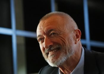 Arturo Pérez-Reverte promovió en Miami su más reciente novela, "Sidi". (AP Foto/Wilfredo Lee)