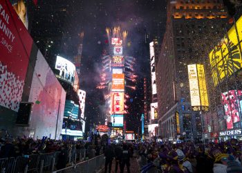 En esta fotografía de archivo del 1 de enero de 2017, una lluvia de confeti cae sobre la multitud que celebra la llegada del año nuevo en Times Square, en la Ciudad de Nueva York. Foto: Craig Ruttle/AP.