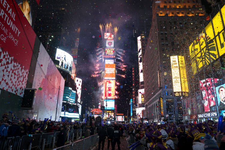 En esta fotografía de archivo del 1 de enero de 2017, una lluvia de confeti cae sobre la multitud que celebra la llegada del año nuevo en Times Square, en la Ciudad de Nueva York. Foto: Craig Ruttle/AP.