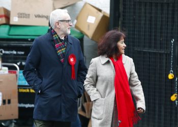El líder del Partido Laborista británico, Jeremy Corbyn, a la izquierda, sale con su esposa, Laura Álvarez, tras votar en las elecciones generales en Islington, Londres, el jueves 12 de diciembre de 2019. Foto: Thanassis Stavrakis/AP.