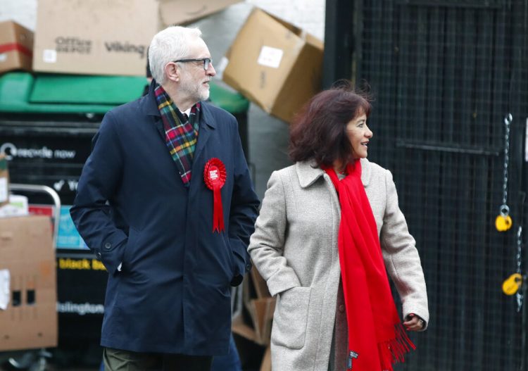 El líder del Partido Laborista británico, Jeremy Corbyn, a la izquierda, sale con su esposa, Laura Álvarez, tras votar en las elecciones generales en Islington, Londres, el jueves 12 de diciembre de 2019. Foto: Thanassis Stavrakis/AP.