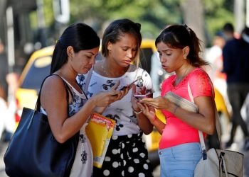 Un grupo de mujeres usas sus teléfonos celular este viernes, en La Habana. Foto: Yander Zamora / EFE.