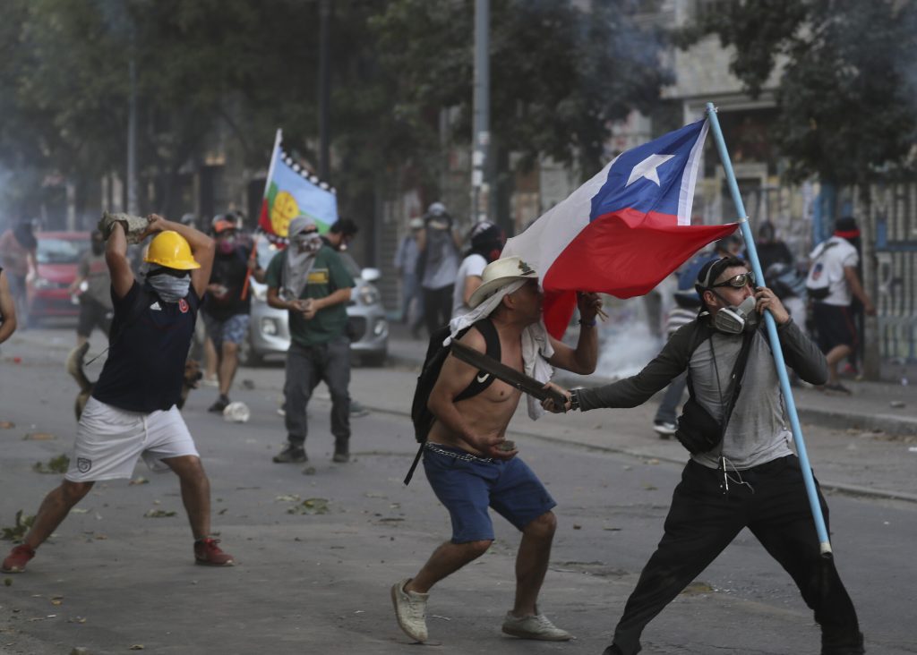 Manifestantes chocan con la policía en Santiago de Chile el viernes, 20 de diciembre del 2019. Foto: AP/Fernando Llano
