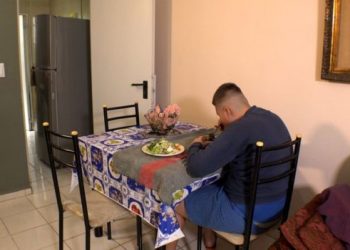 Christian Fernández es un joven cubano que padece el síndrome de Prader-Willi, que le provoca un hambre insaciable en todo momento. Foto: BBC Mundo.