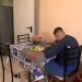 Christian Fernández es un joven cubano que padece el síndrome de Prader-Willi, que le provoca un hambre insaciable en todo momento. Foto: BBC Mundo.