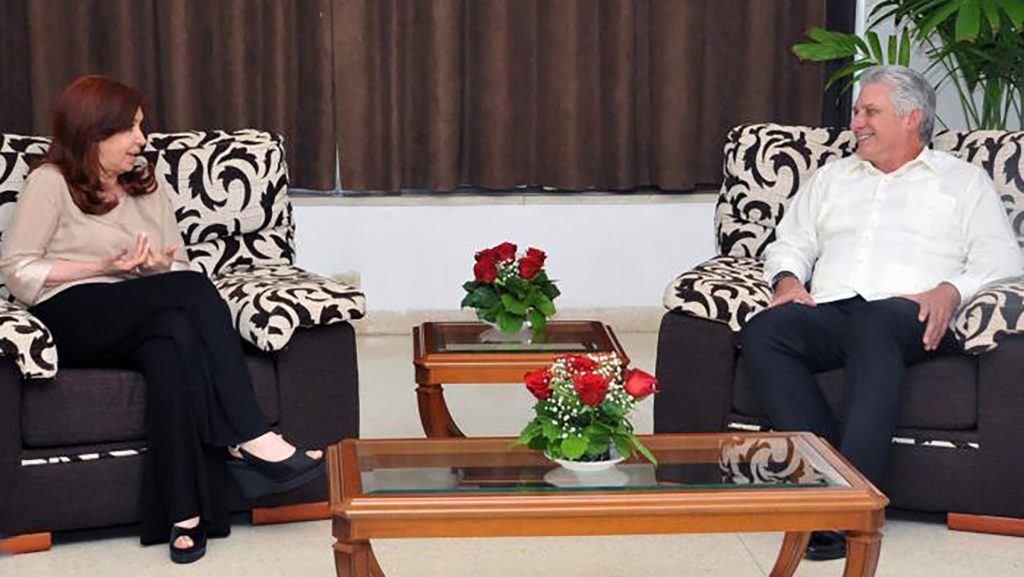 En esta imagen de archivo Díaz-Canel (der) conversa con Cristina Fernández, durante una visita privada de la expresidenta argentina a Cuba. Foto: presidencia.gob.cu
