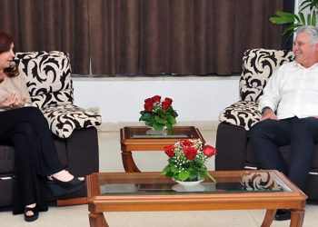 En esta imagen de archivo Díaz-Canel (der) conversa con Cristina Fernández, durante una visita privada de la expresidenta argentina a Cuba. Foto: presidencia.gob.cu