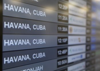 Pizarra anunciando los vuelos a Cuba en el aeropuerto internacional de Miami. Foto: EFE / Archivo.