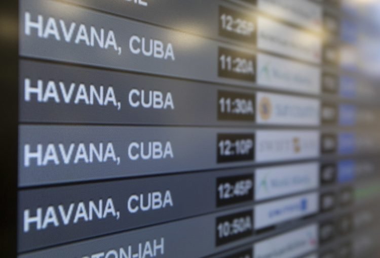 Pizarra anunciando los vuelos a Cuba en el aeropuerto internacional de Miami. Foto: EFE / Archivo.