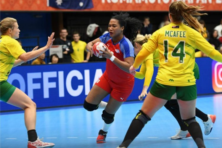 Momento del juego entre Cuba (rojo y azul) y Australia (amarillo y verde) de balonmano femenino, ganado por las cubanas 45-45, en el Campeonato Mundial de Kumamoto, Japón. Foto: IHF.