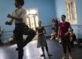 Viengsay Valdés (der), dirige a sus bailarines durante una práctica en La Habana el jueves 12 de diciembre del 2019. Foto: AP/Ramón Espinosa
