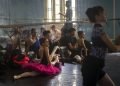 Miembros del Ballet Nacional de Cuba ven una práctica dirigida por Viengsay Valdés el jueves 12 de diciembre del 2019 en La Habana. Foto: AP/Ramón Espinosa