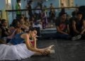 Miembros del Ballet Nacional de Cuba ven una práctica dirigida por Viengsay Valdés el jueves 12 de diciembre del 2019 en La Habana. Foto: AP/Ramón Espinosa