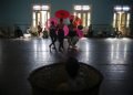 Miembros del Ballet Nacional de Cuba bailan durante una práctica dirigida por Viengsay Valdés el jueves 12 de diciembre del 2019 en La Habana. Foto: AP/Ramón Espinosa