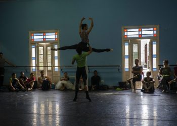 Miembros del Ballet Nacional de Cuba ven una práctica dirigida por Viengsay Valdés el jueves 12 de diciembre del 2019 en La Habana. Foto: AP /Ramón Espinosa/Archivo.