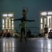 Miembros del Ballet Nacional de Cuba ven una práctica dirigida por Viengsay Valdés el jueves 12 de diciembre del 2019 en La Habana. Foto: AP /Ramón Espinosa/Archivo.