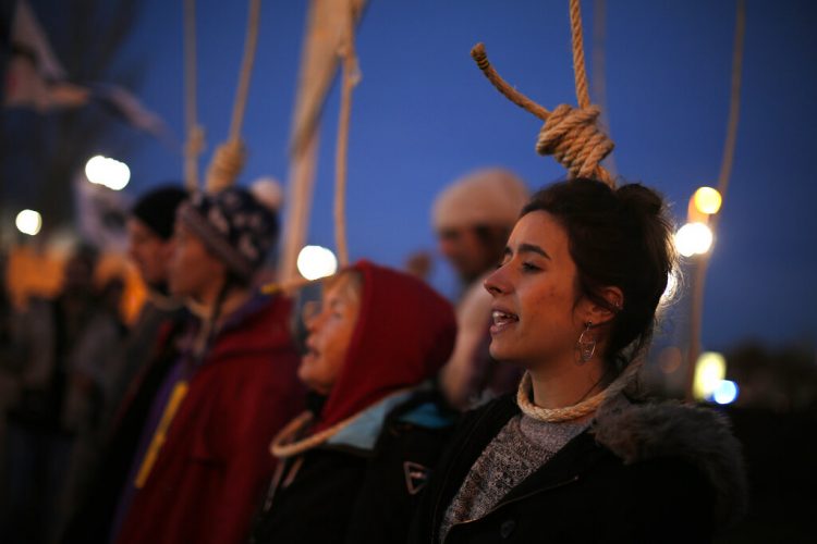 Activistas protestan afuera del recinto de las conversaciones COP25 sobre el clima en Madrid, el sábado 14 de diciembre de 2019. (AP Foto/Manu Fernandez)