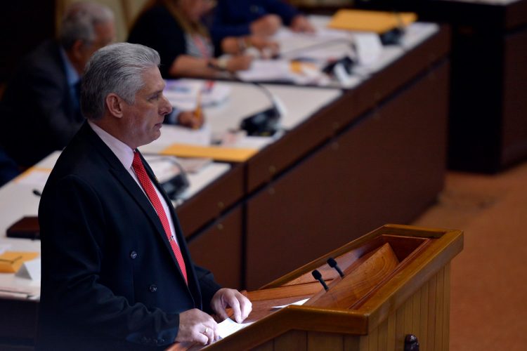 El presidente cubano Miguel Díaz-Canel habla ante la Asamblea Nacional el sábado 21 de diciembre de 2019. Foto: @PresidenciaCuba / Twitter.