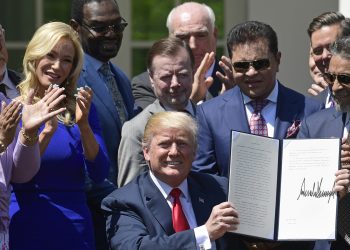 El pastor Guillermo Maldonado, en la foto de gafas oscuras a la izquierda y  en segundo plano, de Trump, participa en la ceremonia de la firma de una proclama presidencial el Día Nacional de la Oración, en mayo. (Foto AP/Susan Walsh