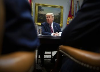 Donald Trump habla durante una breve mesa redonda de negocios en la Casa Blanca, el viernes 6 de diciembre de 2019, en Washington. (AP Foto/ Evan Vucci)