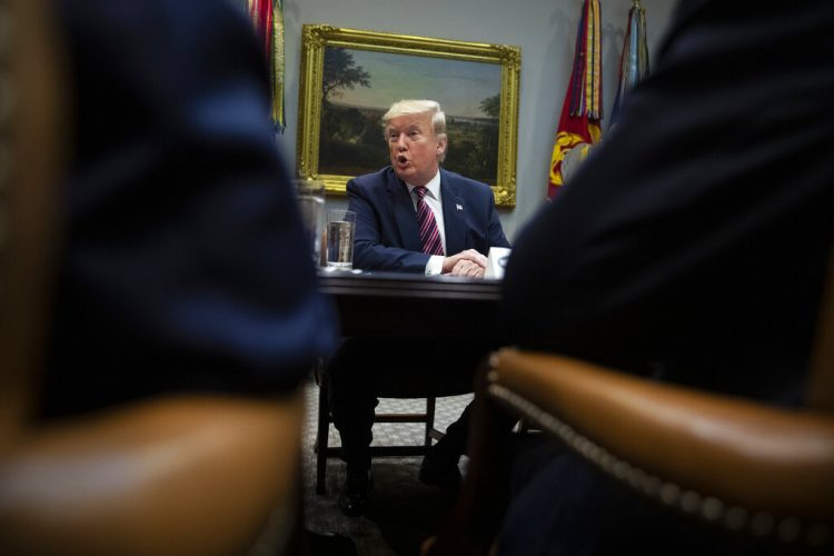 Donald Trump habla durante una breve mesa redonda de negocios en la Casa Blanca, el viernes 6 de diciembre de 2019, en Washington. (AP Foto/ Evan Vucci)