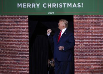 El presidente estadounidense Donald Trump en un acto de campaña en la Kellogg Arena, Battle Creek, Michigan. Foto: Evan Vucci/AP.