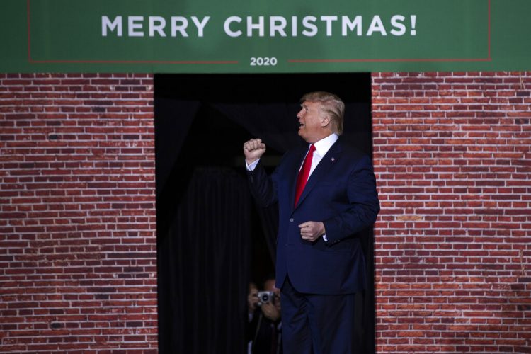 El presidente estadounidense Donald Trump en un acto de campaña en la Kellogg Arena, Battle Creek, Michigan. Foto: Evan Vucci/AP.