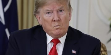 El presidente estadounidense Donald Trump hace una mueca de disgusto durante una reunión con el secretario general de la OTAN, Jens Stoltenberg, en Londres, martes 3 de diciembre de 2019. Foto: AP/Evan Vucci