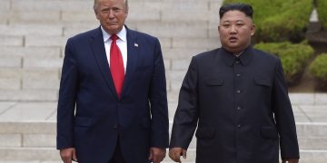 En esta fotografía de archivo del 30 de junio de 2019, el presidente Donald Trump, a la izquierda, se reúne con el gobernante norcoreano Kim Jong Un en la parte fronteriza norcoreana en la aldea de Panmunjom, en la Zona Desmilitarizada. Foto: Susan Walsh / AP / Archivo.
