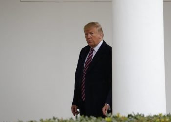 El presidente Donald Trump camina en la Casa Blanca, Washington, el viernes 13 de diciembre de 2019. Foto: Evan Vucci / AP.