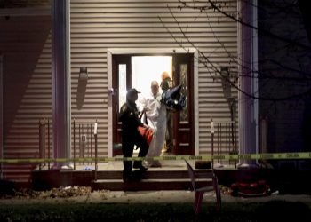 Policías trabajan en una casa en Monsey, Nueva York, en la madrugada del domingo, 29 de diciembre del 2019, luego de un ataque que dejó cinco acuchillados en una celebración de la festividad judía de Hanukkah. Foto: Seth Harrison/The Journal News vía AP.
