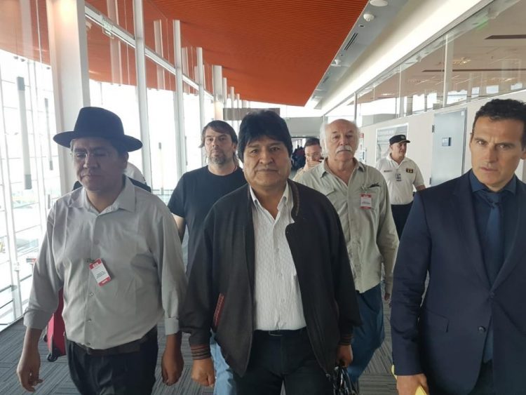 Evo Morales a su llegada a Argentina aseguró que está "fuerte y animado" y buscará "seguir luchando por los más humildes y para unir a la Patria Grande". Foto: Carlos Girotti/EFE.