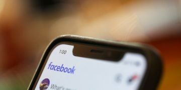 En esta fotografía de archivo del 11 de agosto de 2019, un iPhone muestra una página de Facebook en Nueva Orleans. Foto: AP/Jenny Kane, /Archivo