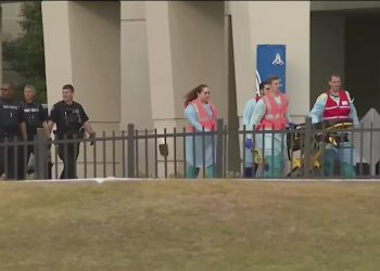 Imagen tomada de un video proporcionado por el canal WEAR-TV muestra a personal de emerencias cerca de la Base Aérea Naval en Pensacola, Florida, el viernes 6 de diciembre de 2019.  Foto: WEAR-TV vía AP.
