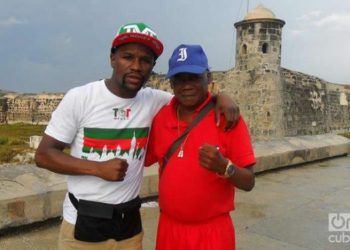 El boxeador cubano Jorge Hernández (der) junto a Floyd Mayweather, durante una visita del púgil estadounidense a La Habana, el 13 de octubre de 2015. Foto: Archivo/ OnCuba