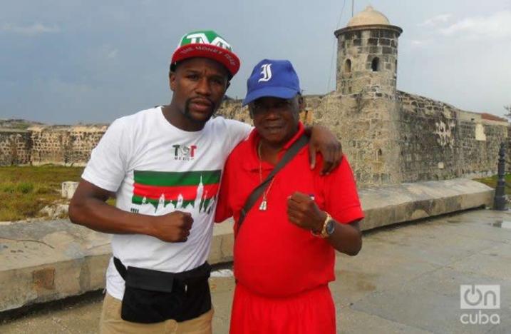 El boxeador cubano Jorge Hernández (der) junto a Floyd Mayweather, durante una visita del púgil estadounidense a La Habana, el 13 de octubre de 2015. Foto: Archivo/ OnCuba