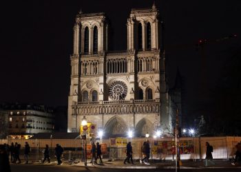 La catedral de Notre Dame en París, el martes 24 de diciembre de 2019. Foto: Thibault Camus / AP.