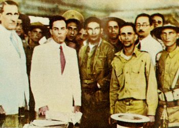 Sergió Carbó (2-i), de blanco, en una foto junto a Ramón Grau San Martín (i), Fulgencio Batista (c) y otros políticos y militares cubanos en 1933. Foto: latinamericanstudies.org