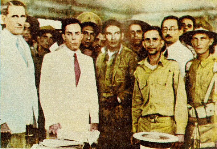 Sergió Carbó (2-i), de blanco, en una foto junto a Ramón Grau San Martín (i), Fulgencio Batista (c) y otros políticos y militares cubanos en 1933. Foto: latinamericanstudies.org