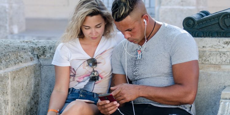 Una pareja usa un teléfono móvil para navegar en internet en La Habana. Foto: Kaloian / Archivo.