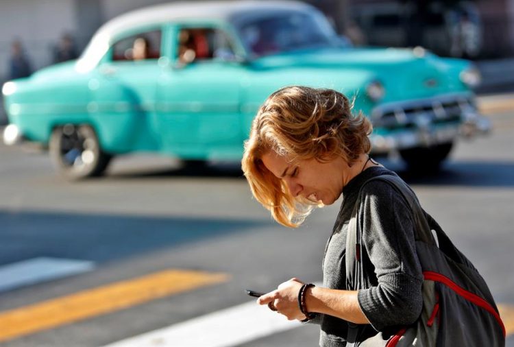 Una mujer usa su teléfono celular en La Habana. Foto: EFE/ Yander Zamora/Archivo.
