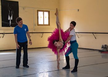 El reconocido coreógrafo y ex-bailarín argentino Julio Bocca (izq) imparte clases en el Ballet Nacional de Cuba. Foto: facebook.com/balletnacionaldecubaoficial