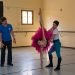 El reconocido coreógrafo y ex-bailarín argentino Julio Bocca (izq) imparte clases en el Ballet Nacional de Cuba. Foto: facebook.com/balletnacionaldecubaoficial